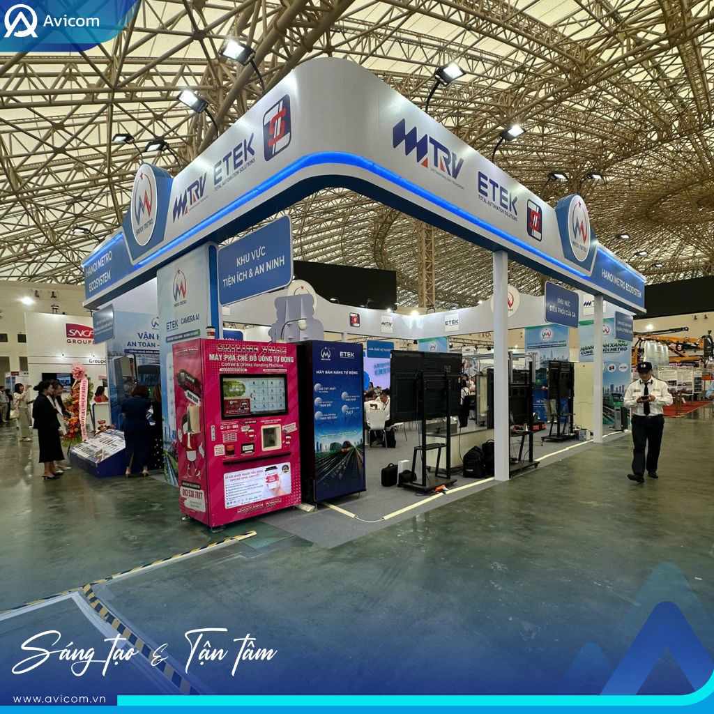 Thiết kế gian hàng HANOI METRO 4 mặt mở với kiến trúc bo cong xanh trắng tại VRT&CON’S 2026